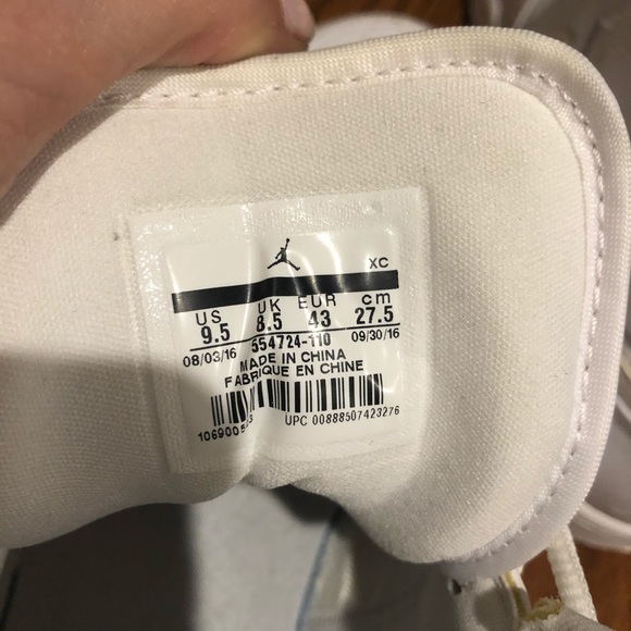 Air Jordan white sneaker size 9.5 - Picture 4 of 4